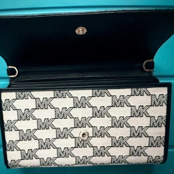 Michel Kors wallet/crossbody - Picture 2 of 5